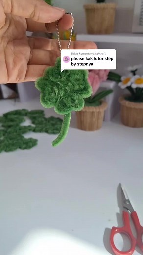 DIY Clover Keychain Tutorial with Pipecleaners