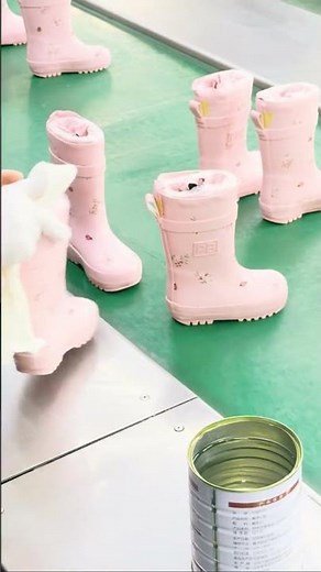 Stylish & durable rubber rain boots, your perfect rainy day companion. #rainboots #waterproofboots
