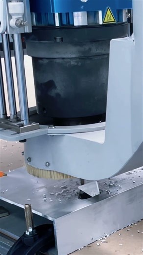 Cutting aluminum: Using proper atomized cooling is crucial#cnc cnc#cutmetal #cncrouter#machine