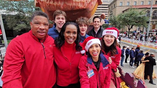 We’re celebrating #Thanksgiving in Houston at the 74th Annual H-E-B Thanksgiving Day Parade with some special guests - Mayor Turner and co-grand marshals, Rockets legends, former Championship coach, Rudy Tomjanovich and Hall of Fame player, Calvin Murphy. Happy Thanksgiving!! | H-E-B