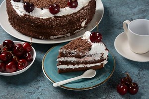 Lažna ŠVARCVALD torta bez pečenja za samo 20 minuta: Recept za poslasticu s višnjama i tri fila koji su RAJ ZA NEPCA