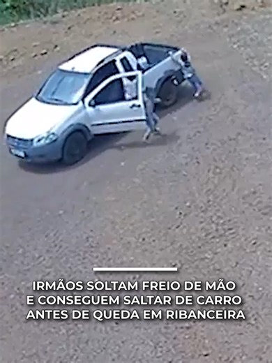 Um vídeo impressionante mostra o momento em que dois gêmeos de 6 anos pulam de um carro que começou a descer sozinho após o freio de mão ser solto. O caso aconteceu em uma fazenda de Francisco Beltrão, no interior do Paraná. O pai contou como reagiu ao susto e destacou o alívio ao ver que as crianças não se feriram. #sbtnews #noticias #flagra #flagrante #acidente #franciscobeltrao #parana #tiktoknews #tiktoknoticias #tiktoknoticiasbrasil #foryoupage #foryour #fyp