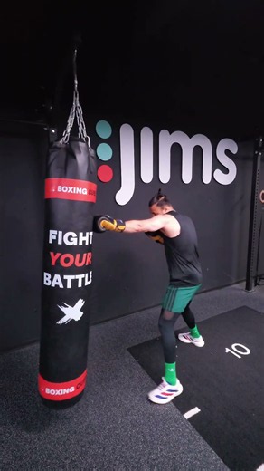 Learn how to properly punch a punching bag here.#boxing #miketyson #anthonyjoshua #usyk #tysonfury
