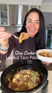 RECIPES MACROS 👇 Loaded Taco Potatoes 🌮🥔 Slow cooker dinner. Minimal prep. Big flavour. This one basically cooks itself and tastes like taco night in a bowl. 🔥 484 calories 💪 44g protein 🍚 46g carbs 🥑 13g fats Ingredients (serves 4): 500 g 5% lean beef mince 600 g baby potatoes, sliced 1 medium onion, diced 1 medium red capsicum, diced 400 g canned diced tomatoes 400 g canned black beans, rinsed drained 300 ml beef stock 1 packet taco seasoning 100 g light shredded cheese Method: 1️⃣ Add 