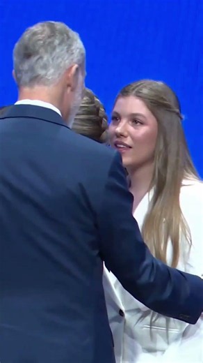 Felipe le muestra su apoyo a la infanta Sofía en su primer acto público como oradora