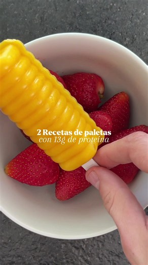 🥭🍓2 recetas de paletas con 13g de proteína Si se te antoja algo dulce y refrescante, estas dos recetas son perfectas porque cada paleta aporta más de 13 g de proteína. 💪❄️ 🥭 Opción 1: Paletas de mango con yogurt 3 porciones Ingredientes: 🥭 1 mango 🥣 500 ml de yogurt griego sin azúcar ✨ 1 cucharadita de vainilla 🍯 Endulzante sin calorías al gusto Licúa todos los ingredientes, vierte la mezcla en moldes para paletas y congela durante 5 horas. ⸻ 🍓 Opción 2: Paletas de fresa con chocolate 3 