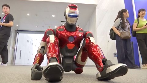 Robots show off dance moves, fighting skills at Beijing's World Robot Conference