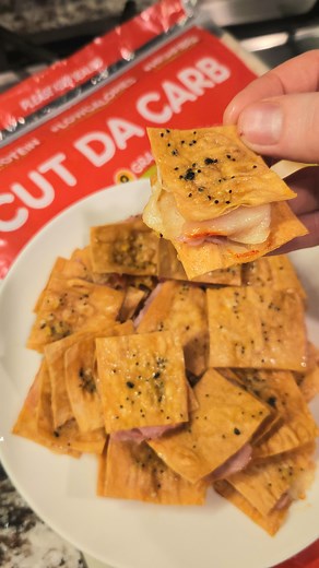🥪🔥Oven-Baked Cracker Sandwiches! These are absolutely beautiful and so delicious! 😍 Crispy @cutdacarb flatbreads, melty cheese, and savory deli meat come together to create the perfect high-protein, low-carb, high-fiber snack! 😋 👇They’re a better way to satisfy your cravings while keeping your goals on track! Per Sandwich: ✅ Protein: 2.23g ✅ Net Carbs: 0.93g ✅ Calories: 36 💰 Cost: About $0.28 each 🤩Tell Us! These cracker sandwiches were made with ham, but what protein would you use to stu