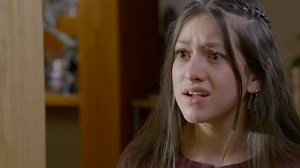 A tan solo unos días de la muerte de su padre, la mamá de Norma ya tiene una nueva pareja y la lleva a vivir con ella y su hija ⚫😨 #MilagrosDeLaRosa 🌹 | Milagros de La Rosa De Guadalupe