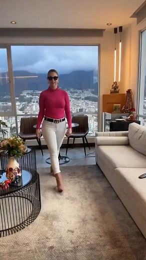 Funan en la red 'X' a Asambleísta del Correísmo Mónica Palacios por su baile de carnaval presumiendo el cinturón Gucci, Ferragamo, la suit y las cajas de Luis Vuitton. | Sin Rodeos | Facebook