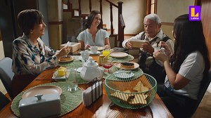 Descubre la emocionante historia de 'Pituca Sin Lucas': Techi, una mujer adinerada, se ve obligada a empezar de cero cuando su esposo desaparece dejándola sin recursos. Una inesperada conexión surge entre ella y su nuevo vecino, Manuel, interpretado por Jorge Aravena. Con un elenco estelar, incluyendo a Kukuli Morante y Martha Figueroa, esta nueva producción de Latina y Mega Media Chile promete cautivar con su drama familiar y su impactante trama. ¡No te pierdas este éxito televisivo que reafirm