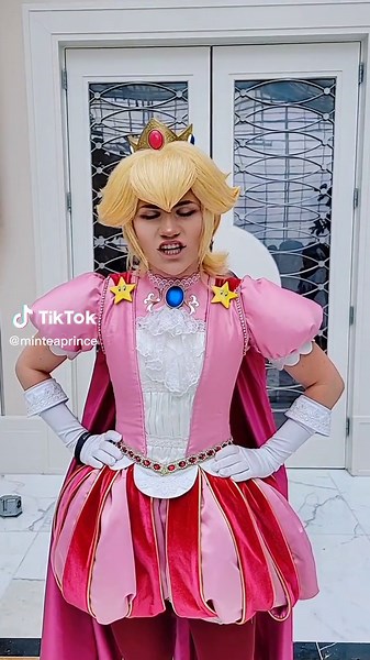 Prince Peach Genderbend Cosplay at Katsucon 2023