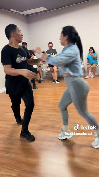 Los esperamos en nuestras clases de baile💃🕺🏻 “Houston TX” #dance #danceclass #dancer #salseros #bachata #fyp