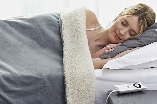 How Many Watts Does an Electric Blanket Use? You Need to Know! (Winter 2024)