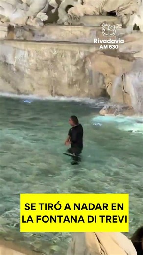 INSÓLITO: SE TIRÓ A NADAR EN LA FONTANA DI TREVI