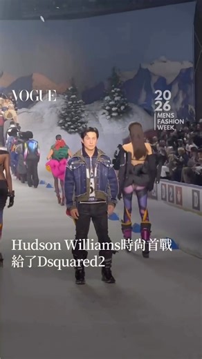 冰上曲棍球？不，是時尚修羅場！《烈愛對決》Hudson Williams 首度踏上伸展台，在覆滿「假雪」的米蘭 Dsquared2 男裝秀場中，完成了人生第一場走秀。 | VOGUE Taiwan