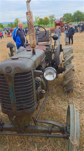 Zetor 25 vintage tractor engine start