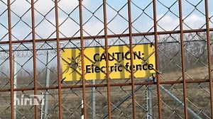 Úgy riogat a kormány, hogy még a saját törvényeit sem tartja be – a Hír TV online stábja csupán a kies pusztasággal találkozott, amikor ellátogatott a magyar–szerb határra. Cikkünk: http://bit.ly/2DIGEvh #hirtvonline | Hír TV