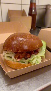 1K views · 96 reactions | Genieße das Spiel mit unserem Pick-Up Service!   So geht’s: 1. App laden / aktualisieren 2. Pick-up wählen / QR-Code scannen 3. Einloggen 4. Sitzplatz & Kiosk auswählen 5. Bestellen & online bezahlen 6. QR-Code an Pick-Up-Line zeigen #FCBayern #MiaSanMia | Allianz Arena | Facebook