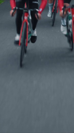 Limited Edition Team 7-Eleven Thermal Cycling Jersey. I foråret genoplivede vi en æra fra fortiden sammen med Uno-X, da vi frigav den kortærmede Team 7-Eleven Jersey op til klassikeren Liège-Bastogne-Liège. Den limiterede udgave blev en stor succes, og dengang forhørte en stor del af jer på den langærmede jersey, som rytterne også kørte rundt i. Vi har derfor produceret et begrænset antal af den ikoniske, langærmede Team 7-Eleven Thermal Jersey til de køligere dage på cyklen. Trøjen sælges kun o