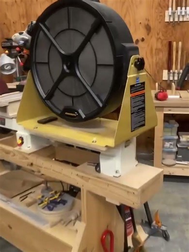 @tricolorturners New base with detents on turntable. Covers the lathe and table saw.
