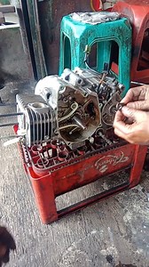 Installing the cylinder head and engine chain on a 125 cc Supra automatic motorbike | Aeon