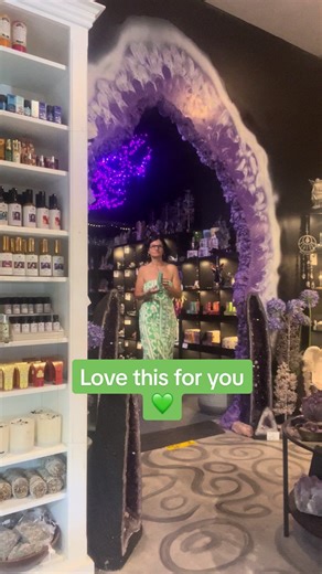 🌿 Soft Heart Healing Green is for the heart. For growth. For starting again. Let yourself soften and rise at the same time. #GreenCrystals #HeartChakra #HealingJourney #MuseEnergy