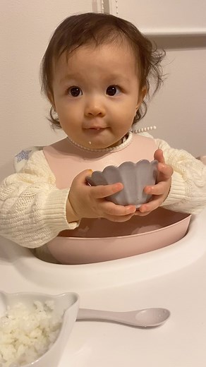 ましろの未来を守るママ｜yui🌏 | . 最近急に自分でスプーン持って しっかり食べられるようになりました😳 我が家は自分で食べることを全然急いでおらず、 ましろがやりたいというまで良いや〜と思いながら ママやパパがほとんどいつもアーンとしておりました！ それが急に、自分でやりたい、とアピールしてきたので... | Instagram