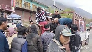 Awaaz Aur Ehsaas Foundation and Al iman foundation providing food for stranded passenger and Nepali labours thune mamar to sonamarg AC ..0394010250000088 IFSC Code: JAKA0GOUNDH. | South kashmir Viral Kashmir