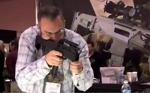 枪展上演示FMG-9折叠式冲锋枪