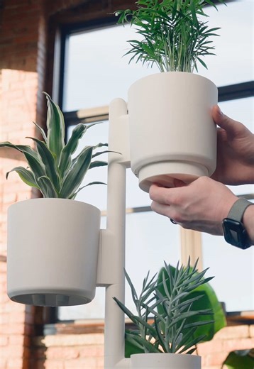 This design just keeps evolving! I wasn’t sure how I’d feel about covering up the wooden dowels because I love the look of them, but this turned out better than I expected. This version is much easier to assemble and eliminates any worries about the set screws or wedge failing over time. Each new version of this has been a product of your feedback so leave me your critiques if you have them! #3dprinting #plants #plantdecor #indoorplants