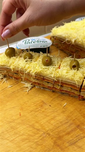 ✨Posna slana torta✨ Sastojci: - Slane rozen kore (7kom) - Kuvani krompir 1.5kg - Mleveni slani keks 200gr - Posni majonez 300gr - So, biber - Voda od kuvanja krompira 1 čaša - Patelina @tako_fina posna pašteta koja daje poseban ukus ovoj torti i odličan je izbor za dane posta - 4 kašike ajvara - 200gr kukuruza - 100gr posnog majoneza - 300gr šampinjona 1. Kuvani krompir ispasirajte pa dodajte majonez, mleveni keks, so, biber i vodu od kuvanja krompira. Podelite na 4 dela. 2. U prvi fil dodajete