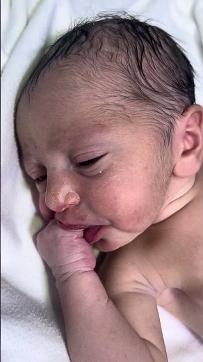 #babyfirstminutes #love #baby What a beautiful baby ready to lunch 👶💓😍