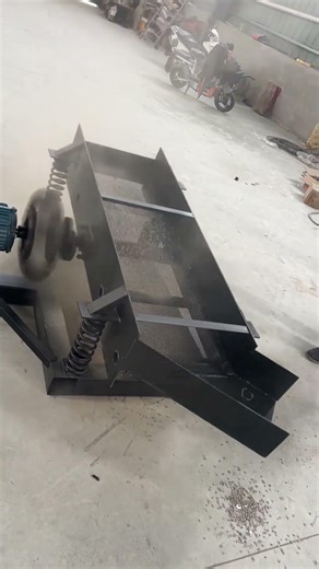 Small, simple vibrating screen, 1.5 meters long and 50 centimeters wide.