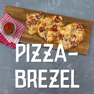 In diesen knusprigen Pizza-Brezeln steckt ein cremiges Geheimnis: Ihr Teig ist mit Mozzarella gefüllt. Belegt sie mit euren Lieblingszutaten und beißt rein :-) http://www.chefkoch.de/video/artikel/5643,0/Chefkoch/Pizza-Brezel-mit-Mozzarella.html?aid=0c7d2b0b | Chefkoch