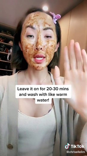 Chriselle Lim (@chrisellelim) - Moisturizing Honey Banana Face Mask DIY