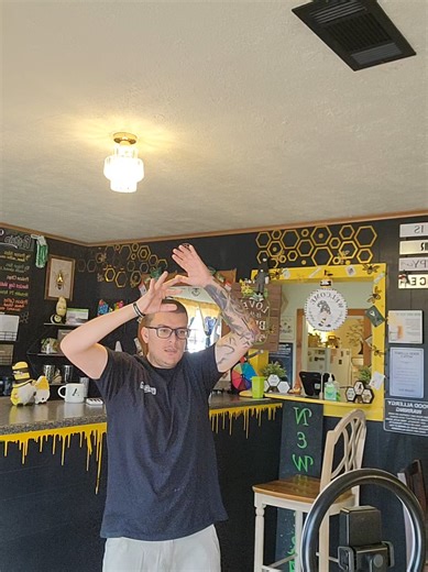 That moment when you're just trying to film a TikTok but the universe says, “Nope, time to get social!” 😂 Multitasking level: Nutrition Club edition!🤪 Life of an entrepreneur/content creator💼 💛🖤