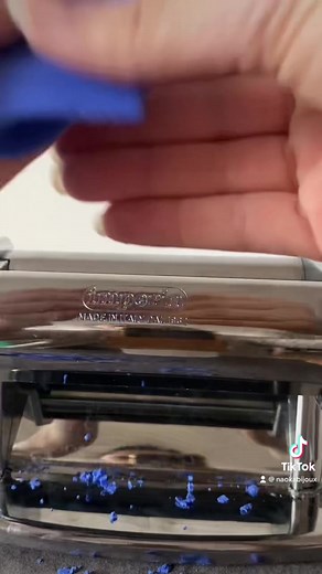 Voici le travail de la pâte Fimo ! J’ai beaucoup de pains de Fimo qu’il faut que j’assouplissent pour pouvoir les utiliser. Il faut donc les découper en tout petits morceaux puis les passer des dizaines de fois à la machine à pâte. C’est très long mais aussi satisfaisant à voir. ☺️ #naokabijoux #bouclesdoreilles #faitmain #creationfrancaise #fimo #polymere #bijoux #artisanat #madeinfrance #bretagne #rennes #piecesuniques #clayearrings #etsy #slowmade #earrings #clay #france #sculpey #handmade #c