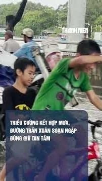 Triều cường kết hợp mưa, đường Trần Xuân Soạn ngập đúng giờ tan tầm