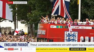 The Lionesses have arrived! 🦁 The reigning Euro champions have made it to the Mall, where their huge homecoming celebration starts, and they are now atop the buses. Live updates: https://trib.al/aOKdX3t 📺 Sky 501 and YouTube | Sky News