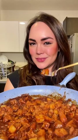 Valeria Sosa on Instagram: "CARNE CON PAPAS estilo TIO Mayito #lcdlfmx #lcdlf #lacasadelosfamosos #lacasadelosfamososmx #mayito"