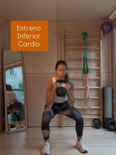 Natalia Riesgo on Instagram: "Piernas fuertes 🥵 ➡️barra 22 kilos (en squat frontal 17) ➡️kettle 12 kilos ➡️mancuernas 7 kilos 🧡Bloque I 1. Lunges cruzados alternos kettle x12 2. Squat frontal pies elevados barra 17 kilos 3. Squat isométrico 40” X4 vueltas 🧡Bloque II 1.Bulgara D X10 barra 22 kilos 2. Patada D x40 lastres 2 kilos 3. Otro lado 4. hip trust barra x20 + Abducción x10 al final 5. Push up barra squat x10 X3 vueltas 🧡Bloque III 1. Peso muerto barra D x12 2. Zancadas subo bajo cambio