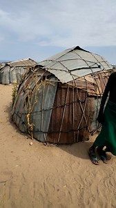 Los Dassanech (también llamados Daasanach, Dasenach o Merille) son un grupo étnico nilótico que vive en el valle del río Omo, en el sur de Etiopía, cerca de las fronteras con Kenia y Sudán del Sur. Su territorio también se extiende hacia las zonas cercanas al lago Turkana. Son conocidos por su rica cultura, sus tradiciones ancestrales y su capacidad de adaptación en un entorno árido y difícil. #inspirationofafrica | Quim Fàbregas