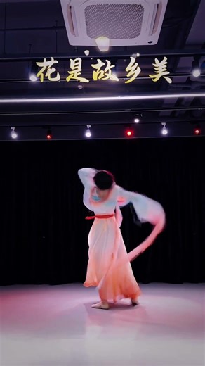 纵有他乡当头月 不抵家乡一盏灯 原创编舞@佛系小王👹（成人舞蹈） \n#古典舞 #翻跳 #中秋舞蹈 #中秋节小舞蹈#当中秋遇见新中式