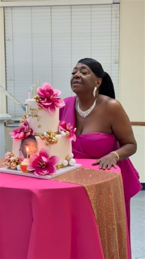 Myleshia Guess on Instagram: "WATCH TILL THE END 🔥🥰 2 tier BLOWING GLITTER CAKE 🔥🎂 RATE 1-10 😍 #cake #fyp #beauty #art #explorepage #explore #cakedecorating #photography #foryou #explorepage✨ #instagood #instagram #blowingglittercake #glittercake #facebook #70thbirthday"