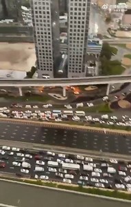 30K views · 142 reactions | Heavy rains and thunderstorms hit #UAE today, causing flooding in #Dubai. Numerous cars are stuck on the highways. #DubaiFlooding #DubaiRain | Shanghai Daily 上海日报 | Facebook