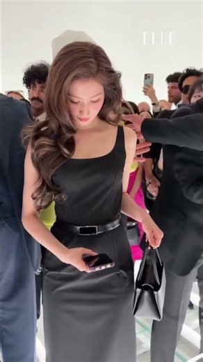 #ELLE時裝週直擊 跟著Sana一起走進Prada 大秀現場，以一身全黑優雅裙裝造型亮相❤️