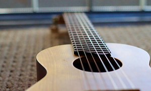 Apprendre à jouer et à accorder son guitalélé | Bax Music Blog