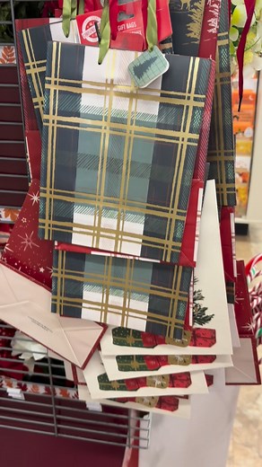 184K views · 1.7K reactions | Dollar Tree Crafts! For an adorable way to upgrade your family photo! #diychristmasdecor #dollartreediy | Lavender Labels by Emz | Facebook