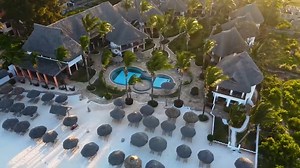 Beide Hotels liegen direkt am wunderschönen Strand 🥰 🏝️ Tansania | Sansibar 🏝️ 10 Nächte | Reisezeit: 11/25 - 11/26 👇 in einem ausgewählten AHG Hotel & Resorts 👇 ⚜️ AHG Sun Bay Mlilile Beach ⚜️ AHG Waridi Beach Resort & Spa 🌊 Upgrade DZ Meerseite 🌊 All Inclusive 🎀 1x Willkommensgetränk 🎀 1x 30 Minuten Massage 🎀 1x typisches Swaili-Abendessen 🎀 1x 0,25l Wasserflasche 👉 Jetzt Last Minute Termine sichern! ab € 1.444,- ➤https://bit.ly/4p7ELeG | sonnenklar.TV